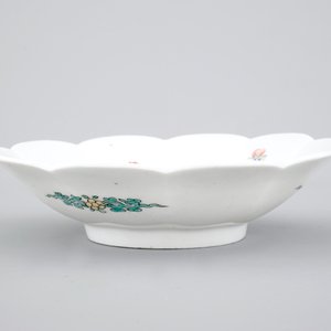 A Japanese porcelain kakiemon lobed dish, 17/18th C. — photo 6