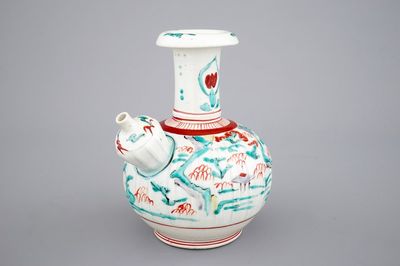 Een polychrome Japans porseleinen Kutani Kendi, 17e eeuw