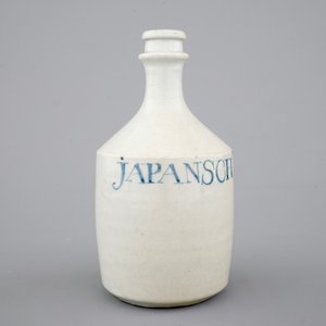 A Japanese porcelain sake bottle inscribed Japansch Zaky, 17/18th C. — photo 2