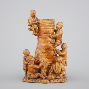 A Japanese pottery vase with children by a bamboo tree, probably Kyoto school, 19th C. — foto 2