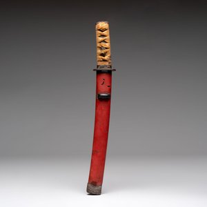 A Japanese 'raden' naginata and a wakizashi 脇差 sword with a red-lacquered saya, Edo, 17/19th C. — 照片 3