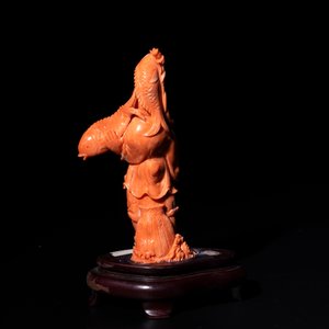 A Japanese red coral sculpture of a fisherman on wooden stand, 19/20th C. — photo 3