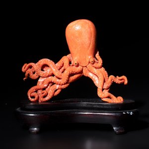 A Japanese red coral sculpture of an octopus on wooden stand, 19/20th C. — photo 1