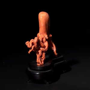 A Japanese red coral sculpture of an octopus on wooden stand, 19/20th C. — photo 4