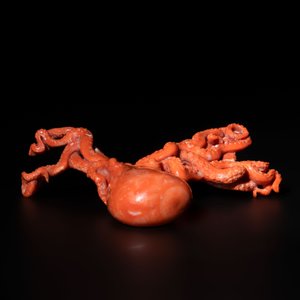 A Japanese red coral sculpture of an octopus on wooden stand, 19/20th C. — photo 5