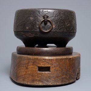 A Japanese relief-decorated cast iron furogama on wooden stand, Edo/Meiji, 18/19th C. — 照片 3
