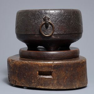 A Japanese relief-decorated cast iron furogama on wooden stand, Edo/Meiji, 18/19th C. — 照片 5