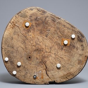 A Japanese relief-decorated cast iron furogama on wooden stand, Edo/Meiji, 18/19th C. — 照片 7