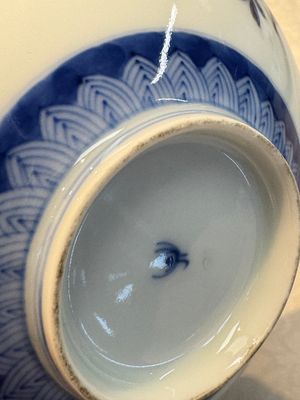 A Japanese Satsuma bowl, a pair of vases, a polychrome figure, and a marked Koransha bowl, 19/20th C. — 照片 17