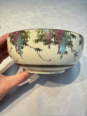A Japanese Satsuma bowl, a pair of vases, a polychrome figure, and a marked Koransha bowl, 19/20th C. — 照片 23