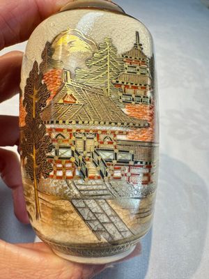 A Japanese Satsuma bowl, a pair of vases, a polychrome figure, and a marked Koransha bowl, 19/20th C. — 照片 46