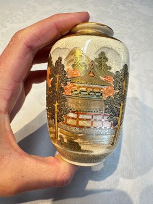 A Japanese Satsuma bowl, a pair of vases, a polychrome figure, and a marked Koransha bowl, 19/20th C. — 照片 60