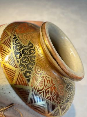 A Japanese Satsuma bowl, a pair of vases, a polychrome figure, and a marked Koransha bowl, 19/20th C. — 照片 65