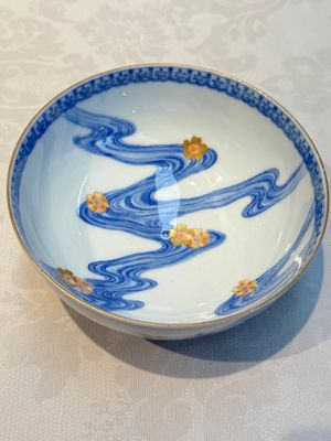 A Japanese Satsuma bowl, a pair of vases, a polychrome figure, and a marked Koransha bowl, 19/20th C. — 照片 9