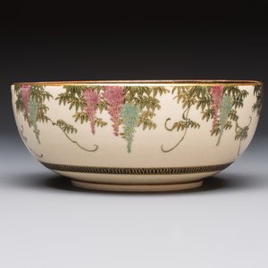 A Japanese Satsuma bowl, a pair of vases, a polychrome figure, and a marked Koransha bowl, 19/20th C. — 照片 14