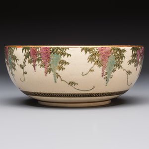 A Japanese Satsuma bowl, a pair of vases, a polychrome figure, and a marked Koransha bowl, 19/20th C. — 照片 16