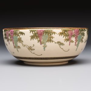 A Japanese Satsuma bowl, a pair of vases, a polychrome figure, and a marked Koransha bowl, 19/20th C. — 照片 17