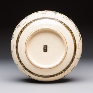 A Japanese Satsuma bowl, a pair of vases, a polychrome figure, and a marked Koransha bowl, 19/20th C. — 照片 19