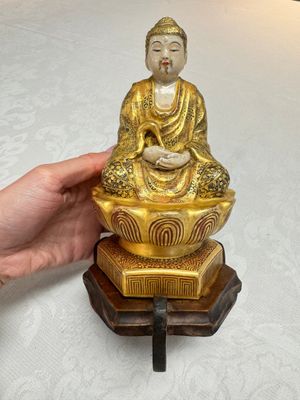 A Japanese Satsuma figure of Buddha seated on a lotus base, Hododa 保土田 mark, Meiji, 19/20th C. — 照片 1
