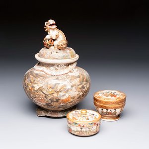 A Japanese Satsuma koro and two covered boxes, Satsuma yaki, Kusube 楠部 and Hododa 保土田 mark, Meiji, 19th C. — 照片 1