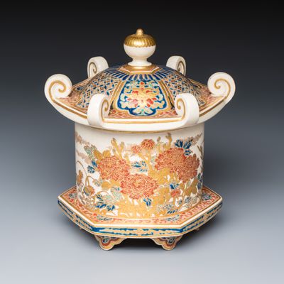 A Japanese Satsuma pagoda-shaped box and cover, Kinseido Hekizan zo 錦星堂 碧山造 mark, Meiji, 19th C.