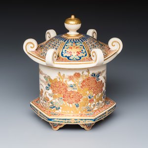 A Japanese Satsuma pagoda-shaped box and cover — foto 1