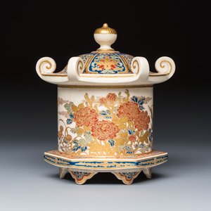 A Japanese Satsuma pagoda-shaped box and cover — foto 2
