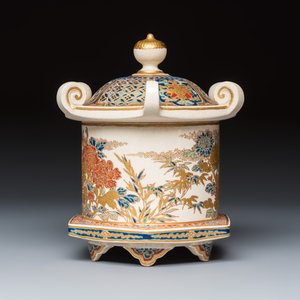 A Japanese Satsuma pagoda-shaped box and cover — foto 3