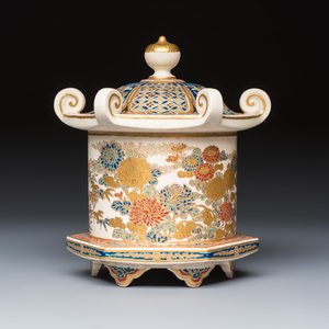 A Japanese Satsuma pagoda-shaped box and cover — foto 4