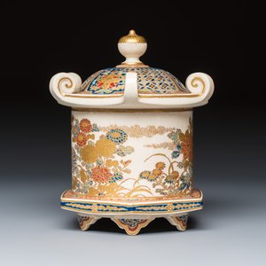 A Japanese Satsuma pagoda-shaped box and cover — foto 5