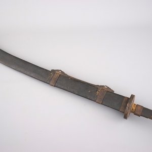 A Japanese sword in leather case, 19/20th C. — 照片 2