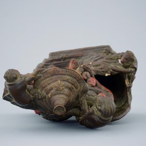 A Japanese terracotta okimono of a fruit vendor with monkeys, Edo/Meiji, 18/19th C. — photo 6