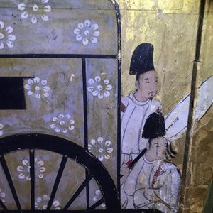 A Japanese two-fold painted byobu screen with travellers in a landscape, Edo, 17/18th C. — 照片 27