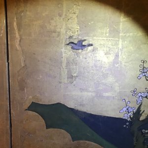 A Japanese two-fold painted byobu screen with travellers in a landscape, Edo, 17/18th C. — 照片 31