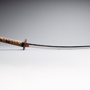 A Japanese wakizashi, signed Izumi no Kami Kanesada, with koshirae, Edo, 18/19th C. — 照片 6