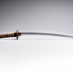 A Japanese wakizashi, signed Izumi no Kami Kanesada, with koshirae, Edo, 18/19th C. — 照片 7