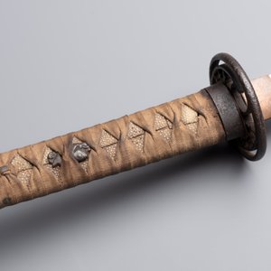 A Japanese wakizashi, signed Izumi no Kami Kanesada, with koshirae, Edo, 18/19th C. — 照片 8