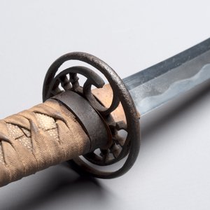 A Japanese wakizashi, signed Izumi no Kami Kanesada, with koshirae, Edo, 18/19th C. — 照片 9