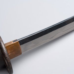 A Japanese wakizashi, signed Izumi no Kami Kanesada, with koshirae, Edo, 18/19th C. — 照片 10
