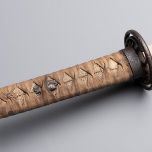 A Japanese wakizashi, signed Izumi no Kami Kanesada, with koshirae — photo 8