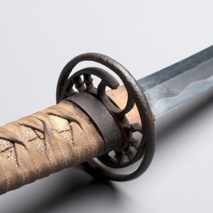 A Japanese wakizashi, signed Izumi no Kami Kanesada, with koshirae — photo 9
