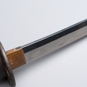 A Japanese wakizashi, signed Izumi no Kami Kanesada, with koshirae — photo 10