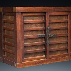 A Japanese wooden tansu 箪笥 chest, 19/20th C. — photo 1