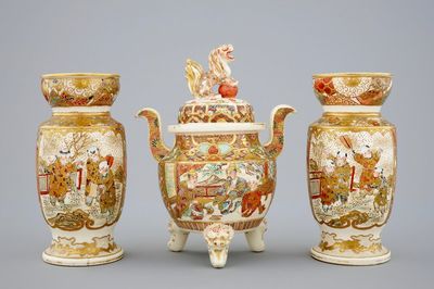 A Japanse three-piece Satsuma garniture, Meiji, ca. 1900