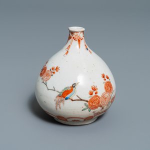 A Kakiemon-style Dutch-decorated bottle vase, Japan, Edo, 17/18th C. — 照片 1