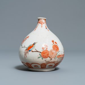 A Kakiemon-style Dutch-decorated bottle vase, Japan, Edo, 17/18th C. — 照片 2