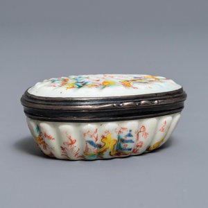 A Kakiemon-style Saint-Cloud porcelain silver-mounted snuff box, France, 2nd quarter 18th C. — photo 2