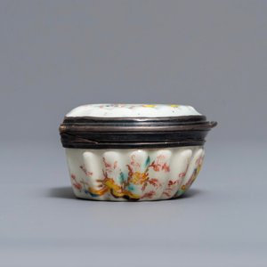 A Kakiemon-style Saint-Cloud porcelain silver-mounted snuff box, France, 2nd quarter 18th C. — photo 6