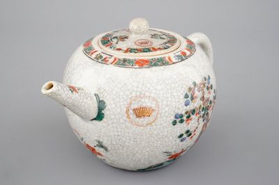 Une théière en famille verte et craquelé, Kangxi, ca. 1700