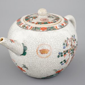 Een famille verte en craquelé glazuur theepot, Kangxi, ca. 1700 — foto 1